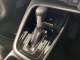 ハンドル周りがすっきりするフロアシフト。ハンドル操作に集中しやすいので、事故の防止にも役立ちます。