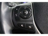 運転中に手を離さなくてもオーディオ操作やマルチインフォメーションディスプレイ内の表示切替が出来るステアリングスイッチ付です。走行中に視線を逸らさず出来る手元操作は安全運転につながります。