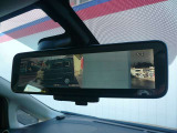 ☆スマートルームミラー☆を装備してます。必要に応じてカメラとミラーが切り替え出来ます。後席など人や荷物で後ろが見えにくい時もしっかり後方確認が出来ますので、安心です♪
