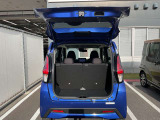 バックドアは大きく開きます。定員乗車時でも十分広いラゲッジスペースを確保しています