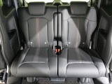 後部座席はゆったり座れます。