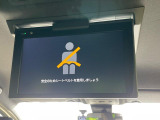 【フリップダウンモニター】大画面モニターで後席でもエンタメをお楽しみいただけます。小さなお子様にも大人気の装備です♪