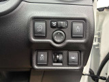 運転席右下の操作しやすい位置に各種設定ボタンがあります