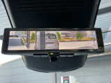 スマートルームミラーは、車両後方に設置されたカメラの映像を、ルームミラーに映し出すことで、死角をなくし、安全性を向上させることができます。また、夜間や雨天時でも、クリアな映像を映し出すことができます。
