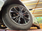 【純正20インチアルミホイール】外観にマッチした純正アルミホイールを装着しております。各種社外アルミホイールや、スタッドレスタイヤも取扱いしております。是非ご相談ください♪