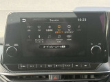 AppleCarPlay/AndroidAuto iPhoneやAndroid搭載のスマートフォンをナビ画面で直接操作。音楽を聴く目的地までのルートを調べる電話をかけるメッセージの送受信を行えます。