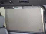 セカンドシートの窓ガラスには日よけのシェードを装備しています。強い日差しのカットに、プライバシー対策としても重宝します。
