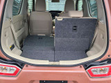 後部座席を片側だけ倒せる構造で、荷室スペースを柔軟に使える設計。買い物や長さのある荷物にも対応しやすく、日常使いに便利なトランクです。