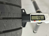 夏タイヤの残り溝は4.4mmです。スリップラインからは2.7mmとなっております。