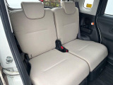 後部座席も気になるようなキズ・汚れやへたり等、大きなダメージはなく、良好な状態です。