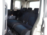 後席は3人掛け。人数分のシートベルトとヘッドレストが備わっています。