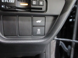 パワーテールゲートの開閉、横滑りを防ぐVSA等のスイッチ類は運転席の右側、手の届きやすい位置にあります。