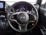 ハンドル左側にはオーディオ操作が出来るオーディオリモートコントロールスイッチ、右側にはHonda SENSINGとオートクルーズコントロールのスイッチを装備!