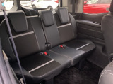 3列目シートもゆったりスペースです。家族みんなでのお出かけ、長距離ドライブも快適です。また、簡単に座席を収納することもできます。