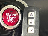 【Hondaスマートキー】カバンやポケットに入れたままでもドアの施錠・解錠が可能なスマートキーを装備。エンジンのオン・オフ時もカギを取り出す必要が無いからとっても便利です♪