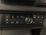 オートエアコンはこまめに温度調節するので、燃料の消費量をより少なくできます。シートヒーター付きなので寒い日も快適です。