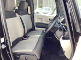 フロントシートはベンチシートです。ベンチシ―トは運転席と助手席の移動もスムーズ!狭い駐車場での乗り降りに便利です。