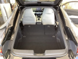 リアシートを折りたたむと、ラゲッジルームが広くなります。