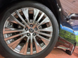 【純正19インチアルミホイール】外観にマッチした純正アルミホイールを装着しております。各種社外アルミホイールや、スタッドレスタイヤも取扱いしております。是非ご相談ください♪