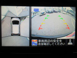 車の真上から見下ろしたような360度視界の良い『アラウンドビューモニター』です♪♪ 苦手な狭い駐車場、暗い所でも確認ができてとっても安心です♪♪