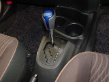 操作が楽なフロアシフトです、レバー式パーキングブレーキで足元インパネ周りもすっきりしています。