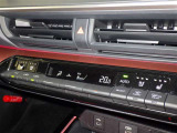 オートエアコン付きなので一度、気温を設定すれば自動的に過ごし易い温度に調整してくれますよ。 車内をいつでも快適空間にしてくれます。