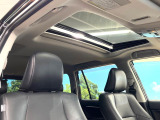 【サンルーフ】開放感たっぷりの希少装備、サンルーフが装着されています!車内に明かりを取り入れたり景色を楽しむ以外にも、車内の空気も簡単に換気できて快適です!