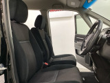 座面も厚みがあり背もたれも高く、広い足元にゆったり座れるシートです。運転席と助手席の間が空いている為、助手席側への移動がスムーズです。交通量の多い道でも助手席側から乗り降りができます。