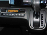 インパネシフトで操作性が良好で足元もスッキリしています。