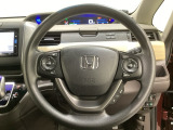ハンドルにHondaセンシング系のクルーズコントロールやレーンキープアシストなどのスイッチと、オーディオの操作スイッチが装備されています。ハンドルから手を離さず安全に操作できます。