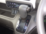 インパネシフトなら、足元広々でゆとりの空間を実現。スムーズなシフト操作と開放感で、運転席も助手席も快適なドライブが楽しめますね☆
