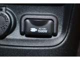 100V・1500W電源を装備。PC等の電気製品に対応し、走行中にも使用できます。アウトドアでも活躍しますし、停電などの非常時には電源としても使える便利な装備です。ラゲージスペースにも装備しています。