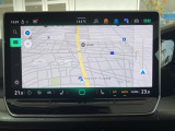 12.9インチの大型インフォメーションディスプレイを装備。純正ナビの他、Apple CarPlayやAndroid Autoも使用できます。