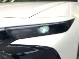 【LEDヘッドライト】悪天候や夜間走行時も良好な視界を確保し安心して運転できる高輝度LEDヘッドライトを装備!点灯速度が早く、消費電力も抑えられています。