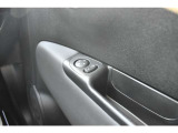 運転席側ドアの内側スイッチでドアミラーの角度の調整が可能です。
