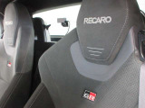 身体をしっかりホールドしてくれるRECARO社製シート。