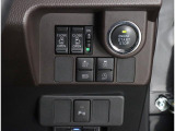 ボタンでエンジン始動が可能な、プッシュスタート機能搭載!もしもの時の、盗難警報装置イモビライザーも同時に装備されております! キーレスのボタン、もしくは、ドアハンドルのスイッチセンサーで開閉可能です!
