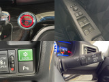 快適4機能を紹介します!左上ボタン一つでエンジンが始動します!左下ECONスイッチです。クルマ全体の動きを低燃費モードになります♪右下オートライトも装備しているんです!暗くなったら、自動でライトON!