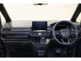 操作性に優れた運転席となります!小物入れや各ボタンの配置にこだわり、使いやすいです!座り心地もよく視認性も良好なのでロングドライブもお任せ下さい!