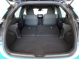 セカンドシートを倒した状態です。セカンドシートは独立可倒、荷物に合わせてラゲッジスペースをアレンジできます。