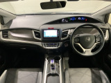 使いやすいレイアウトのダッシュボード周辺です。オートエアコンや小物入れなど嬉しい装備が満載です。