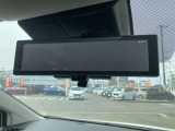 スマートルームミラー:車両後方のカメラ映像をミラー面に映し出すので、車内の状況や、天候などに影響されずいつでもクリアな後方視界が得られます。