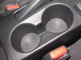 運転席と助手席の間にはドリンクホルダーがあります。取りやすい位置にありますからドライブも楽しくなりますね!