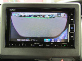 バックをするとき自動でリアの様子が映る『リアカメラ』付き! ナビ画面で確認しながらバックができますから安心ですね。でも、目視も大切ですよ!安全第一でお願いします!