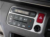 ◆オートエアコン装備◆ お好みの温度を設定をするだけで、後は、自動で風量を調節してくれます!快適にドライブが楽しめます。