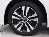 専用18インチアルミホイール(切削光輝+ブラック塗装)が装着されています。タイヤサイズ235/50R18