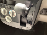 インパネシフトを採用しているので、前席の足元も広々としています。運転席と助手席の行き来もスムーズです!