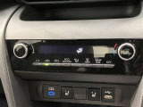 【オートエアコン】「AUTO」スイッチで車内の温度を一定に保ってくれるオートエアコン。快適装備の代名詞。もちろんマニュアル操作も可能ですよ。