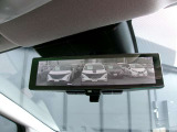 スマートルームミラー、後方がカメラの映像で見れるので視界くっきり、車内に障害物があっても関係ありません。普通のバックミラーとも切りかえが出来ます。