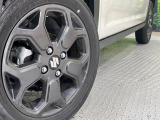 【グレード専用純正15インチアルミホイール】デザイン性の高い純正アルミホイールを装着しております。各種社外アルミホイールや、スタッドレスタイヤも取扱いしております。是非ご相談ください♪
